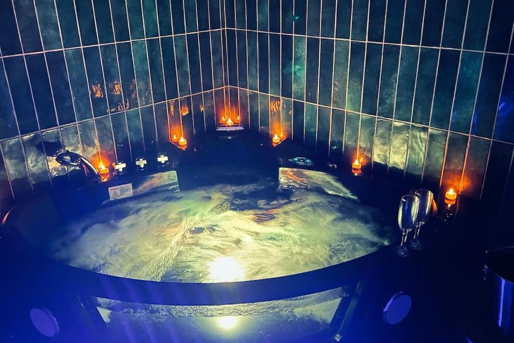 Love Room L' Orientale / Jacuzzi / Sauna Chateau-Landon Exterior photo